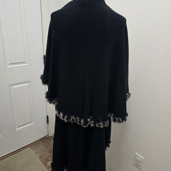 Identity club cape with fur small - Picture 2 of 3